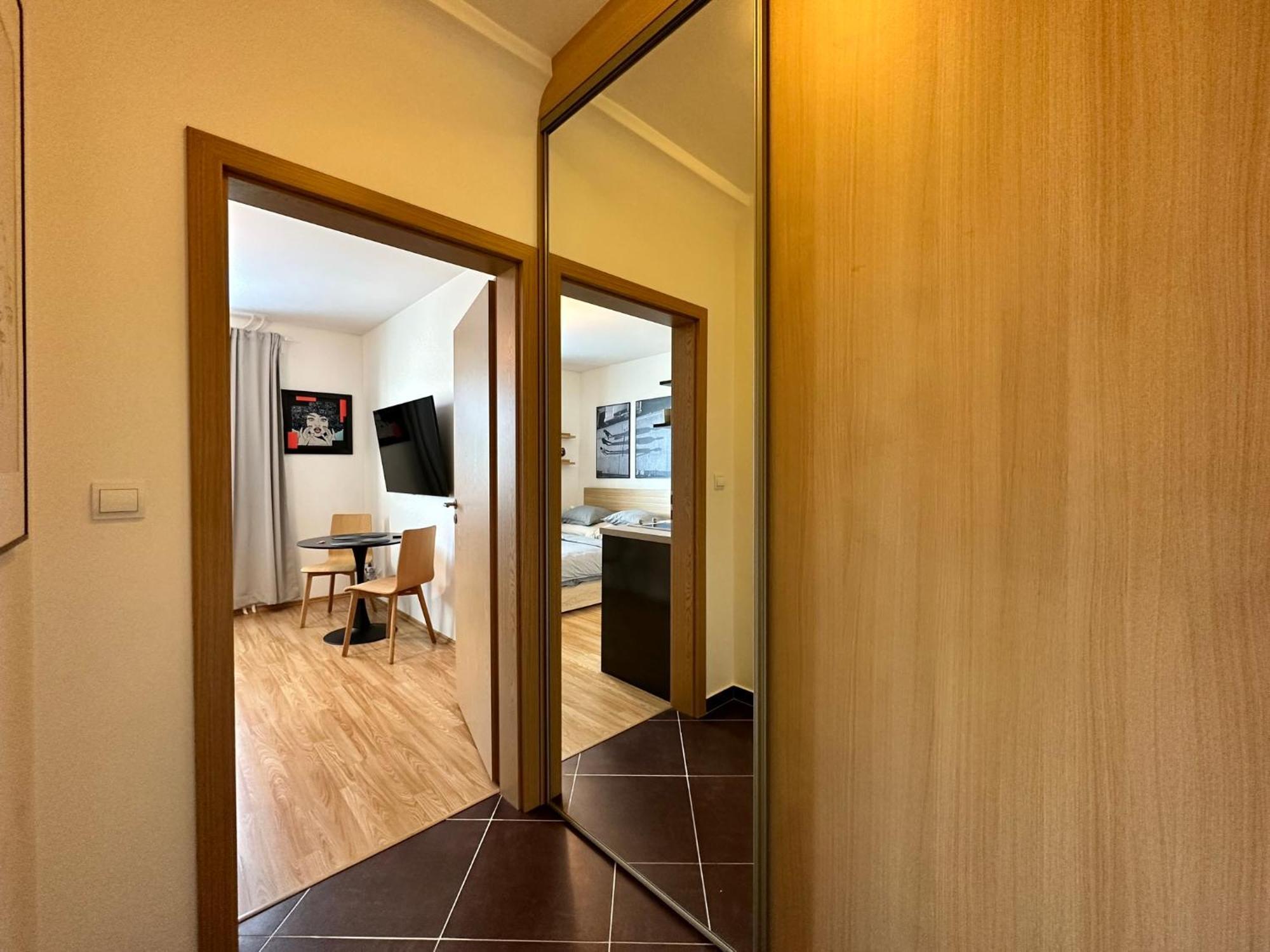 Cozy Studio Apartment In The Wider Center Bratislava Esterno foto